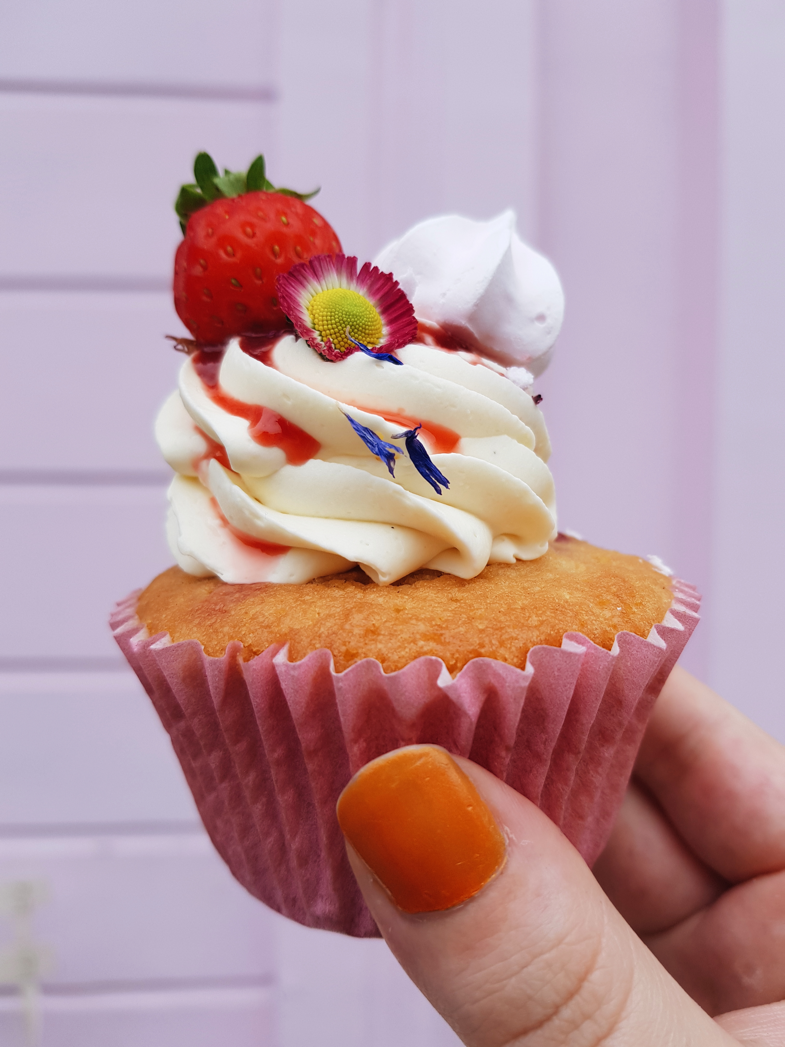 Insta Review of Peggy Porschen in Belgravia SW, London. Eton mess cupcake and Vegan carrot cake. vegetarian-friendly, vegan options available.