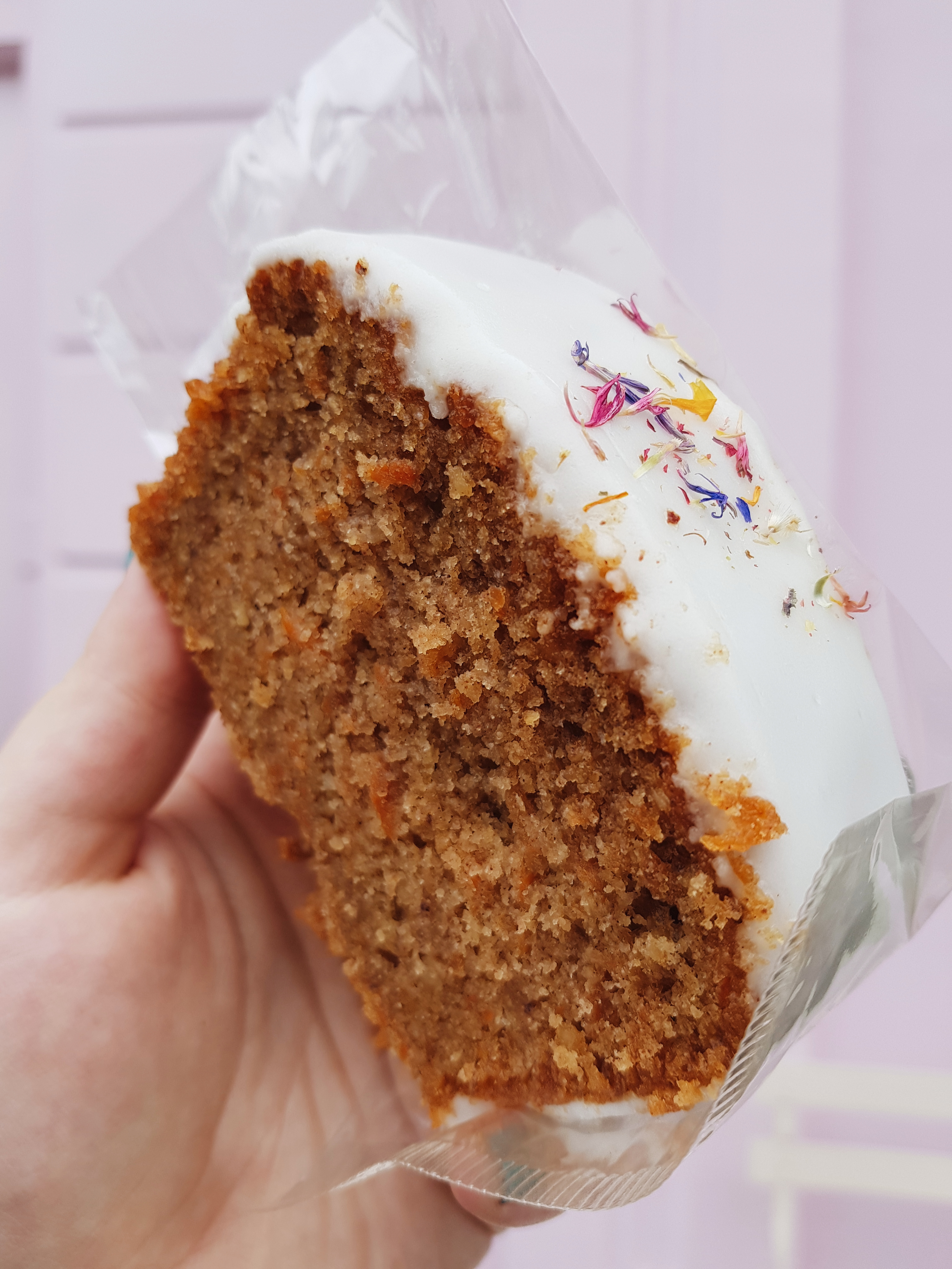 Insta Review of Peggy Porschen in Belgravia SW, London. Eton mess cupcake and Vegan carrot cake. vegetarian-friendly, vegan options available.