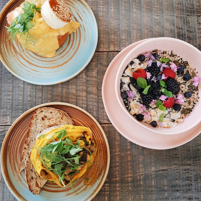 The Locals Cafe, Chelsea, SW London review. Brunch, vegetarian friendly and vegan friendly brunch in London. Smoothie bowls, chai latte, folded eggs, eggs royale. instagrammable brunch in London. charcoal smoothie bowl, truffle folded eggs and eggs royale